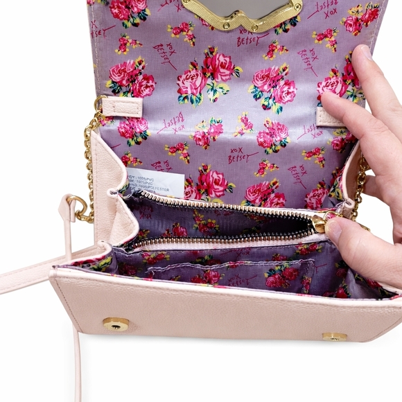 Betsey Johnson Like new condition pink crossbody Purse with Gold Chain 🎀✨ - Picture 4 of 5